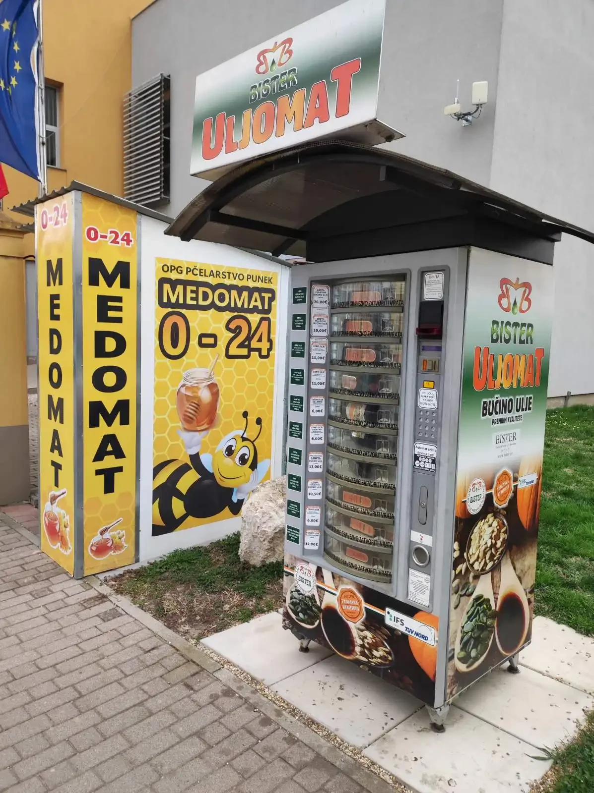Honey Vending Machine and UljoMat at the same Pčelarstvo Punek location